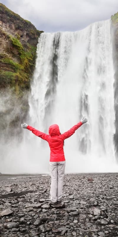Islandia - Skogafoss - mujer feliz