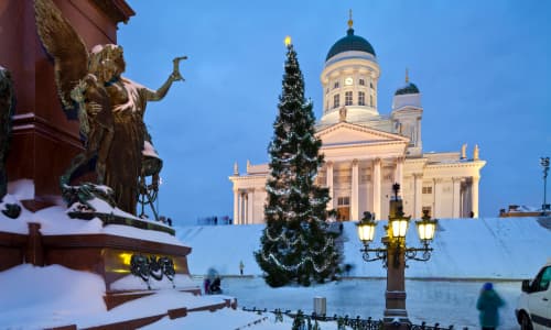 Árbol de Navidad en el Senado de Helsinki, Finlandia